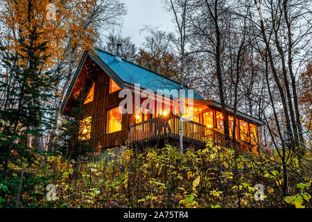 Hütte im Wald, Manitoba, Kanada. Stockfoto