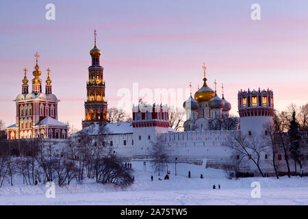 Winter-Blick auf Nowodewitschi-Kloster in Moskau, Russland Stockfoto