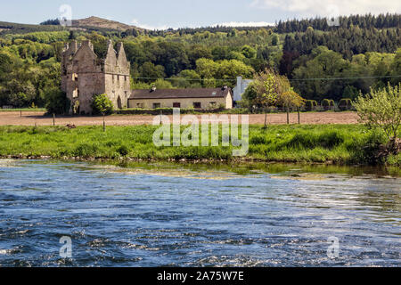 Malerisch gelegen, bleibt der Tickincor Schloss am Ufer des Flusses Suir im County Waterford, Irland. Stockfoto