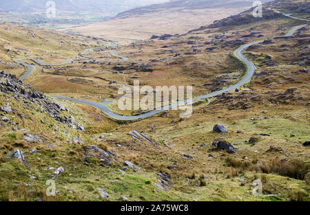 Die kurvenreiche Straße, die zu den Healy Pass hoch in Caha Mountains im County Cork, Irland. Stockfoto