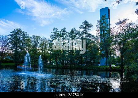 Deutschland, öffentlichen Park feuersee in Schorndorf Stadt mit einem kleinen See und Springbrunnen umgeben von Bäumen in der Nähe des Stadtzentrums Stockfoto