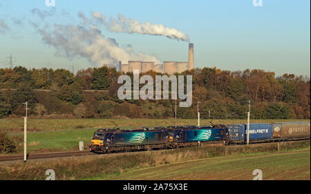 Die beiden DRS-Lokomotive pass Newton-le-Willows in der Nähe von Runcorn an einem strahlenden Herbstmorgen. Der Zug ist die intermodalen Container von Glasgow nach Daventry Stockfoto
