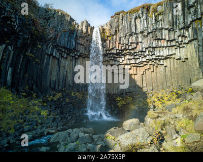 Svartifoss ist ein Wasserfall in Skaftafell im Nationalpark Vatnajoekull in Island Stockfoto