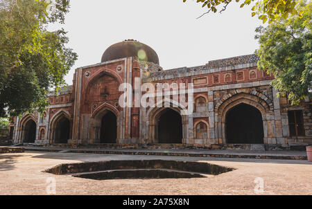 Jamali Kamali Moschee und dem Grab, in das Archäologische Village Komplex in Mehrauli, Delhi, Indien. Stockfoto