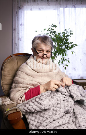 Nahaufnahme Porträt der älteren Frau Stricken mit Wolle, Großmütter Hände Stricken Wolle Garn. Handwerk Hobby von alten Frauen. Ältere Dame, glückliche Oma Knitte Stockfoto