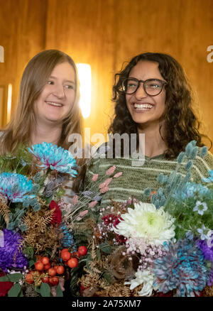 30. Oktober 2019, Bayern, Nürnberg: Der neu gewählte Nürnberger Christkind, Benigna Munsi (r), empfängt Blumen von Ihrem Vorgänger Rebecca Ammon nach der Bekanntgabe des Wahlergebnisses. Die 17-Jährige war der neue Christus Kind für zwei Jahre von einer Jury aus insgesamt sechs Bewerber gestimmt. Dies öffnet traditionell den Nürnberger Christkindlesmarkt. Im Advent das Christkind ist der wichtigste Vertreter der Stadt und der traditionelle Weihnachtsmarkt. Foto: Daniel Karmann/dpa Stockfoto