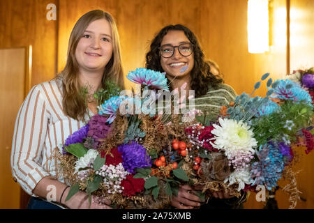 30. Oktober 2019, Bayern, Nürnberg: Der neu gewählte Nürnberger Christkind, Benigna Munsi (r), empfängt Blumen von Ihrem Vorgänger Rebecca Ammon nach der Bekanntgabe des Wahlergebnisses. Die 17-Jährige war der neue Christus Kind für zwei Jahre von einer Jury aus insgesamt sechs Bewerber gestimmt. Dies öffnet traditionell den Nürnberger Christkindlesmarkt. Im Advent das Christkind ist der wichtigste Vertreter der Stadt und der traditionelle Weihnachtsmarkt. Foto: Daniel Karmann/dpa Stockfoto