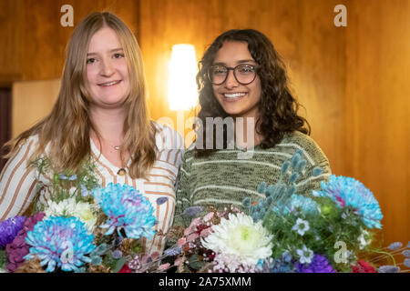 30. Oktober 2019, Bayern, Nürnberg: Der neu gewählte Nürnberger Christkind, Benigna Munsi (r), empfängt Blumen von Ihrem Vorgänger Rebecca Ammon nach der Bekanntgabe des Wahlergebnisses. Die 17-Jährige war der neue Christus Kind für zwei Jahre von einer Jury aus insgesamt sechs Bewerber gestimmt. Dies öffnet traditionell den Nürnberger Christkindlesmarkt. Im Advent das Christkind ist der wichtigste Vertreter der Stadt und der traditionelle Weihnachtsmarkt. Foto: Daniel Karmann/dpa Stockfoto