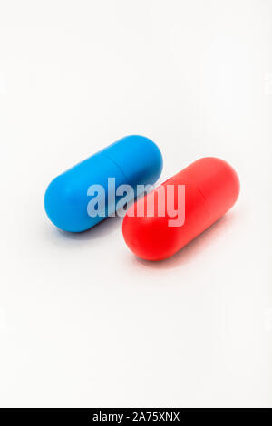 Blaue & rote Kapseln einfarbig b/gd. Medicare, NHS / National Health Service, Red pilled, Blue pilled, right wrong, Personal Choice, Drogenmangel. Stockfoto