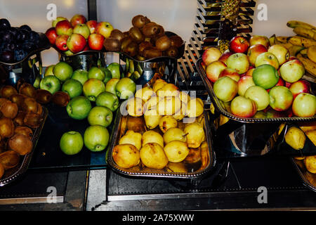 Viel Obst auf Platten in der Küche des Restaurant Stockfoto