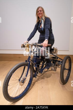 Bonhams, New Bond Street, London, UK. 30. Oktober 2019. London Brighton Run Verkauf Vorschau, Veteran die Autos und ähnliche Automobilia mit Pioneer Autos auf bonhams vor dem Verkauf am 1. November. Bild: 1899 Peugeot Dreirad, Schätzung, £ 40,000-60,000. Credit: Malcolm Park/Alamy Leben Nachrichten. Stockfoto