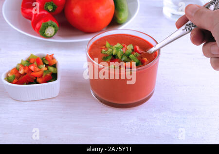 Andalusische Gazpacho, Spanische Tomatensuppe aus der rohen blended Gemüse und Perfekt für heiße Sommer. Gesunde Rohkost Hintergrund Stockfoto