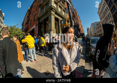 Hunderte von Fans der sportlichen Kleidung Marke überhaupt Vor Warten in der Linie für Stunden ihre erste Pop-up in Soho in New York am Samstag, 19. Oktober 2019. © Richard B. Levine) Stockfoto