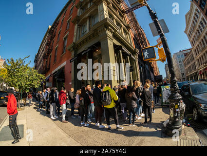 Hunderte von Fans der sportlichen Kleidung Marke überhaupt Vor Warten in der Linie für Stunden ihre erste Pop-up in Soho in New York am Samstag, 19. Oktober 2019. © Richard B. Levine) Stockfoto