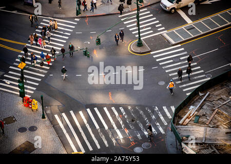 Fußgänger Kreuz an der State Street, Batterie und Broadway Kreuzung in Lower Manhattan in New York am Samstag, 19. Oktober 2019. (© Richard B. Levine) Stockfoto