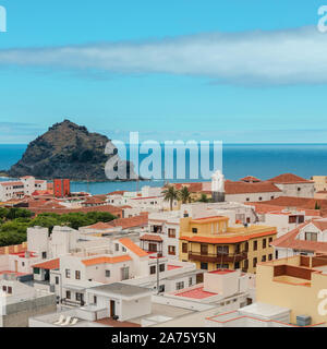 Blick auf Garachico mit Roque de Garachico, kleine Insel oder Roque befindet sich 300 Meter von der Küste im Atlantischen Ozean. Teneriffa Dorf Landschaft Hintergrund. Stockfoto