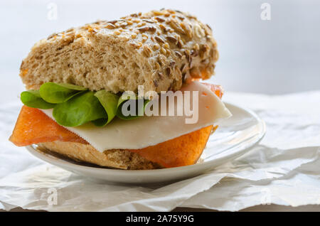 Spanisch Sandwich mit frischem Käse und membrillo, süß-Paste aus die Quitte oder Guave Obst. Stockfoto