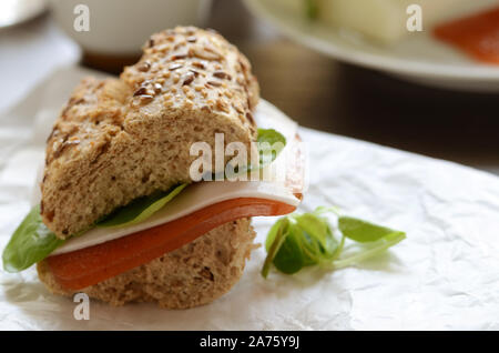 Spanisch Sandwich mit frischem Käse und membrillo, süß-Paste aus die Quitte oder Guave Obst. Stockfoto