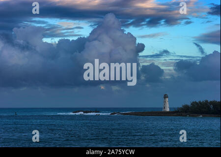 Hog Island Lighthouse gesehen von einem Schiff in den Hafen von Nassau ist die älteste erhaltene Leuchtturm in der Westindischen Inseln gebaut im Jahre 1817. Stockfoto