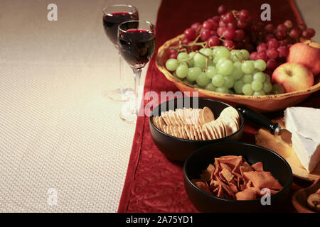 Wein und Käse Vorspeise mit biologisch angebauten Trauben und Cracker Stockfoto