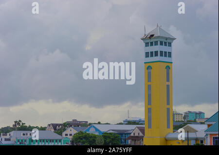 Hurricane Dorian links eine kleine Dame auf dem Dach des Terminal Tower im Prince George Wharf in Nassau auf New Providence Island auf den Bahamas. Stockfoto