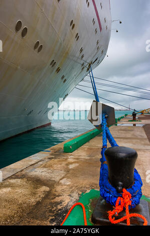 In der Nähe der Kreuzfahrtschiffe an ein Stahlunternehmen dock verankert Anker im Prince George Wharf auf New Providence Island, Bahamas. Stockfoto