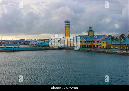 Nassau, Bahama-September 21,2019: Terminal Gebäude im Prince George Wharf, auch als Festival statt, in den Hafen von Nassau von einem Kreuzfahrtschiff gesehen bekannt. Stockfoto