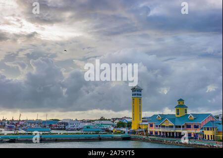 Nassau, Bahama-September 21,2019: Terminal Gebäude im Prince George Wharf, auch als Festival statt, in den Hafen von Nassau von einem Kreuzfahrtschiff gesehen bekannt. Stockfoto