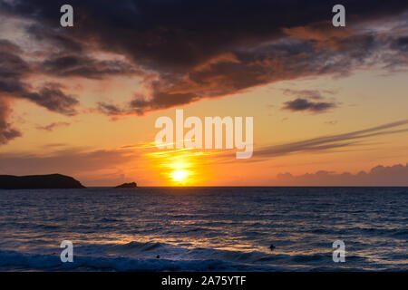 Eine schöne intensive Sonnenuntergang auf den Fistral Bay in Newquay in Cornwall. Stockfoto