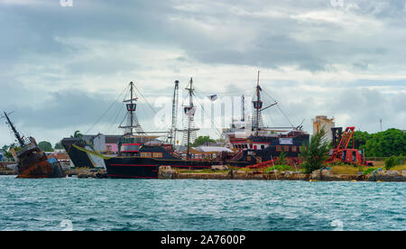 Nassau, Bahama-September 21,2019: Alte Schooners herausgeputzt wie Pirate Schiffe ziehen Touristen in der Nähe von Prince George Wharf auf New Providence Island. Stockfoto