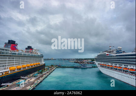 Nassau, Bahama-September 21,2019: Ansichten von an Bord eines Kreuzfahrtschiffes Abflug von Prince George Wharf auf New Providence Island. Stockfoto