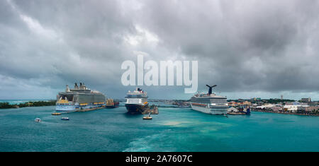 Nassau, Bahama-September 21,2019: Ansichten von an Bord eines Kreuzfahrtschiffes Abfahrt ab Hafen von Nassau. Stockfoto