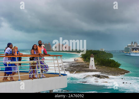 Nassau, Bahama-September 21,2019: Passagiere schauen Sie sich die Aussicht von an Bord eines Kreuzfahrtschiffes Abfahrt ab Hafen von Nassau. Stockfoto