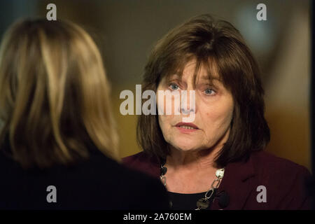 Edinburgh, 30. Oktober 2019. Im Bild: Jeane Freeman MSP-Kabinett Ministerin für Gesundheit und Sport, während ein TV-Interview in das Parlament über die Finanzierung und die NHS sprechen gesehen. Credit: Colin Fisher/Alamy leben Nachrichten Stockfoto