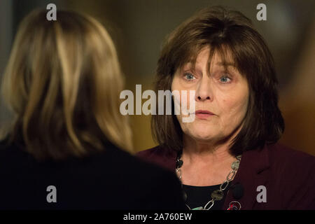 Edinburgh, 30. Oktober 2019. Im Bild: Jeane Freeman MSP-Kabinett Ministerin für Gesundheit und Sport, während ein TV-Interview in das Parlament über die Finanzierung und die NHS sprechen gesehen. Credit: Colin Fisher/Alamy leben Nachrichten Stockfoto