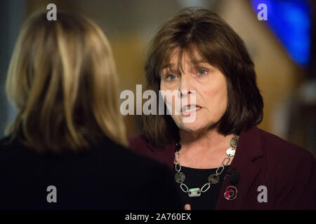 Edinburgh, 30. Oktober 2019. Im Bild: Jeane Freeman MSP-Kabinett Ministerin für Gesundheit und Sport, während ein TV-Interview in das Parlament über die Finanzierung und die NHS sprechen gesehen. Credit: Colin Fisher/Alamy leben Nachrichten Stockfoto