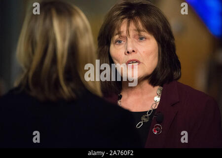 Edinburgh, 30. Oktober 2019. Im Bild: Jeane Freeman MSP-Kabinett Ministerin für Gesundheit und Sport, während ein TV-Interview in das Parlament über die Finanzierung und die NHS sprechen gesehen. Credit: Colin Fisher/Alamy leben Nachrichten Stockfoto