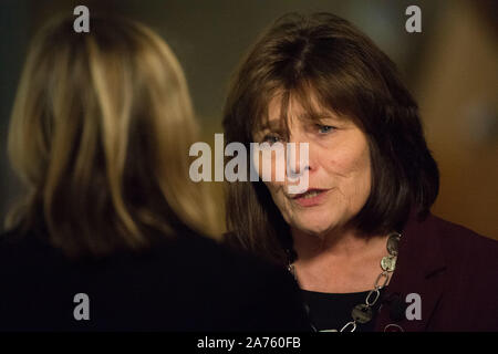 Edinburgh, 30. Oktober 2019. Im Bild: Jeane Freeman MSP-Kabinett Ministerin für Gesundheit und Sport, während ein TV-Interview in das Parlament über die Finanzierung und die NHS sprechen gesehen. Credit: Colin Fisher/Alamy leben Nachrichten Stockfoto