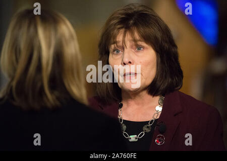 Edinburgh, 30. Oktober 2019. Im Bild: Jeane Freeman MSP-Kabinett Ministerin für Gesundheit und Sport, während ein TV-Interview in das Parlament über die Finanzierung und die NHS sprechen gesehen. Credit: Colin Fisher/Alamy leben Nachrichten Stockfoto