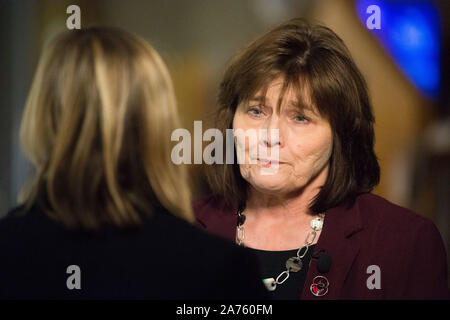 Edinburgh, 30. Oktober 2019. Im Bild: Jeane Freeman MSP-Kabinett Ministerin für Gesundheit und Sport, während ein TV-Interview in das Parlament über die Finanzierung und die NHS sprechen gesehen. Credit: Colin Fisher/Alamy leben Nachrichten Stockfoto