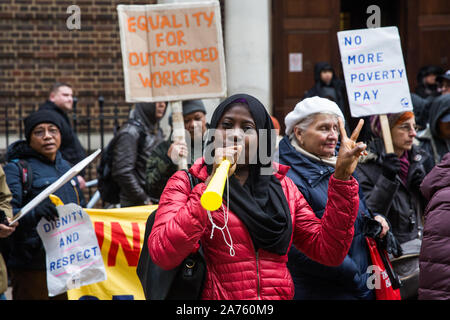 London, Großbritannien. 29. Oktober, 2019. Ausgelagerte Arbeiter, die dem Vereinigten Stimmen der Welt (UVW) Gewerkschaft stehen auf den Streikposten außerhalb Ihrer Stockfoto