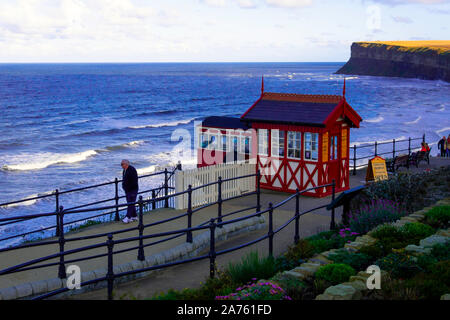 Die Bergstation der Saltburn Cliff Standseilbahn Straßenbahn im Herbst Stockfoto