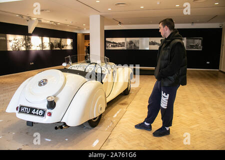 Oktober 30, 2019, London, Vereinigtes Königreich: ein Mann Ansichten 1939 BMW Frazer-Nash 328 Sportwagen vor der Pioneer Motor Auto Auktion bei Bonhams New Bond Street. (Bild: © Amer Ghazzal/SOPA Bilder über ZUMA Draht) Stockfoto