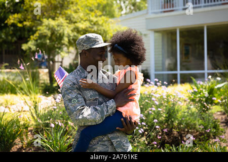 Soldat mit Tochter Stockfoto