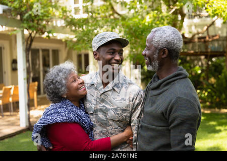 Soldat mit Eltern Stockfoto