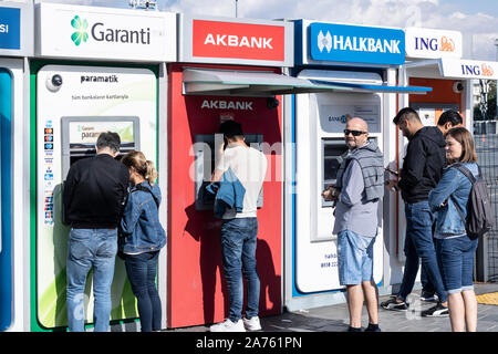 Istanbul, Türkei - Oktober -6,2019: 3 bank Geldautomaten in der Türkei.3 Bank Geldautomaten in der Türkei. Leute, die Geld abheben. Stockfoto