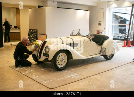 Oktober 30, 2019, London, Vereinigtes Königreich: Ein Assistent reinigt ein BMW Frazer-Nash Automobil vor der Pioneer Motor Auto Auktion bei Bonhams New Bond Street. (Bild: © Amer Ghazzal/SOPA Bilder über ZUMA Draht) Stockfoto