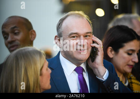 London, Großbritannien. 30. Oktober 2019. Ed Davey, der stellvertretende Chef der Liberaldemokraten, an seinem Telefon warten auf Jo Swinson, Führer der Liberaldemokraten, kommen die Medien außerhalb der Häuser des Parlaments. Der Vorsitzende der Liberaldemokraten stand mit älteren Mitgliedern ihrer Partei, als die Liberaldemokraten ihren Wahlkampf im Vorfeld der allgemeinen Wahlen am 12. Dezember gestartet. Credit: Stephen Chung/Alamy leben Nachrichten Stockfoto