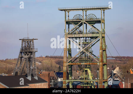 Die ehemalige hard Coal Mine Gneisenau in Dortmund Derne, auf der linken die Tomson-Bock Förderturm und auf der rechten die Doppelbock Förderturm über s Stockfoto