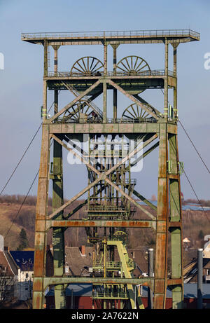 Die ehemalige Steinkohlen Zeche Gneisenau in Dortmund Derne, Doppelbock Förderturm über Schacht 4, Stockfoto